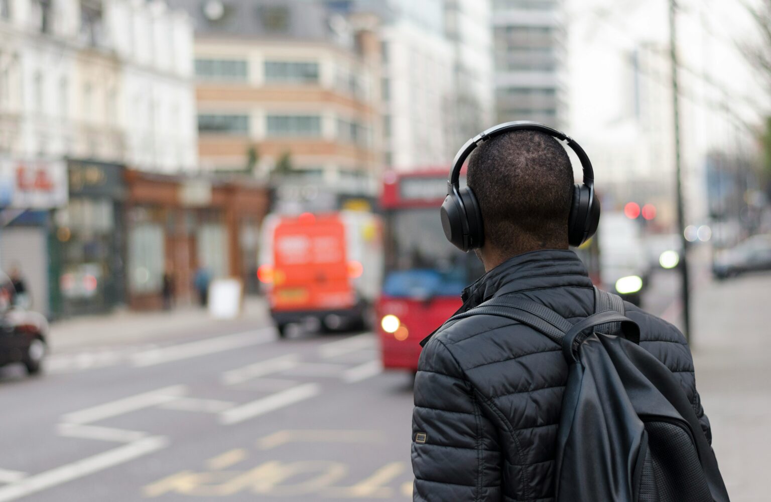 Usuario disfrutando de un audio tour mientras explora una ciudad con HearGo
