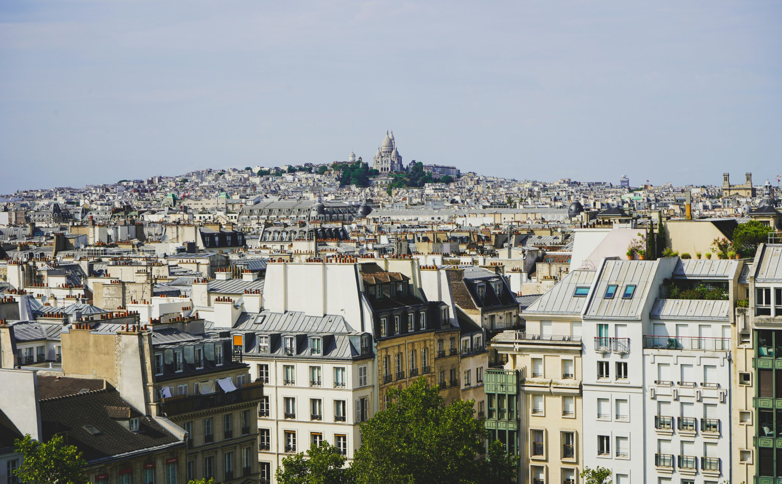 Vista de París con un viajero explorando la ciudad con los audio tours de HearGo