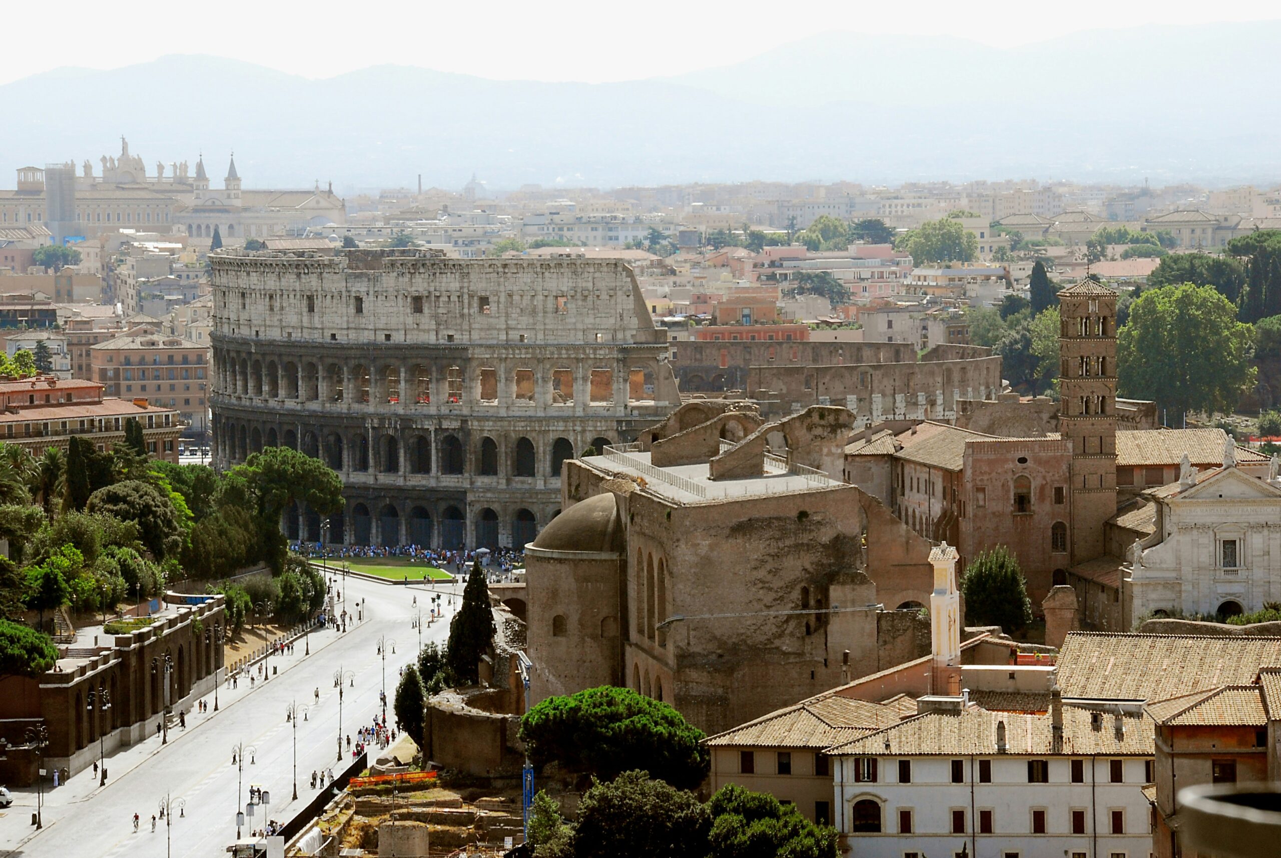 Vista del Coliseo mientras un viajero disfruta de un audio tour con HearGo